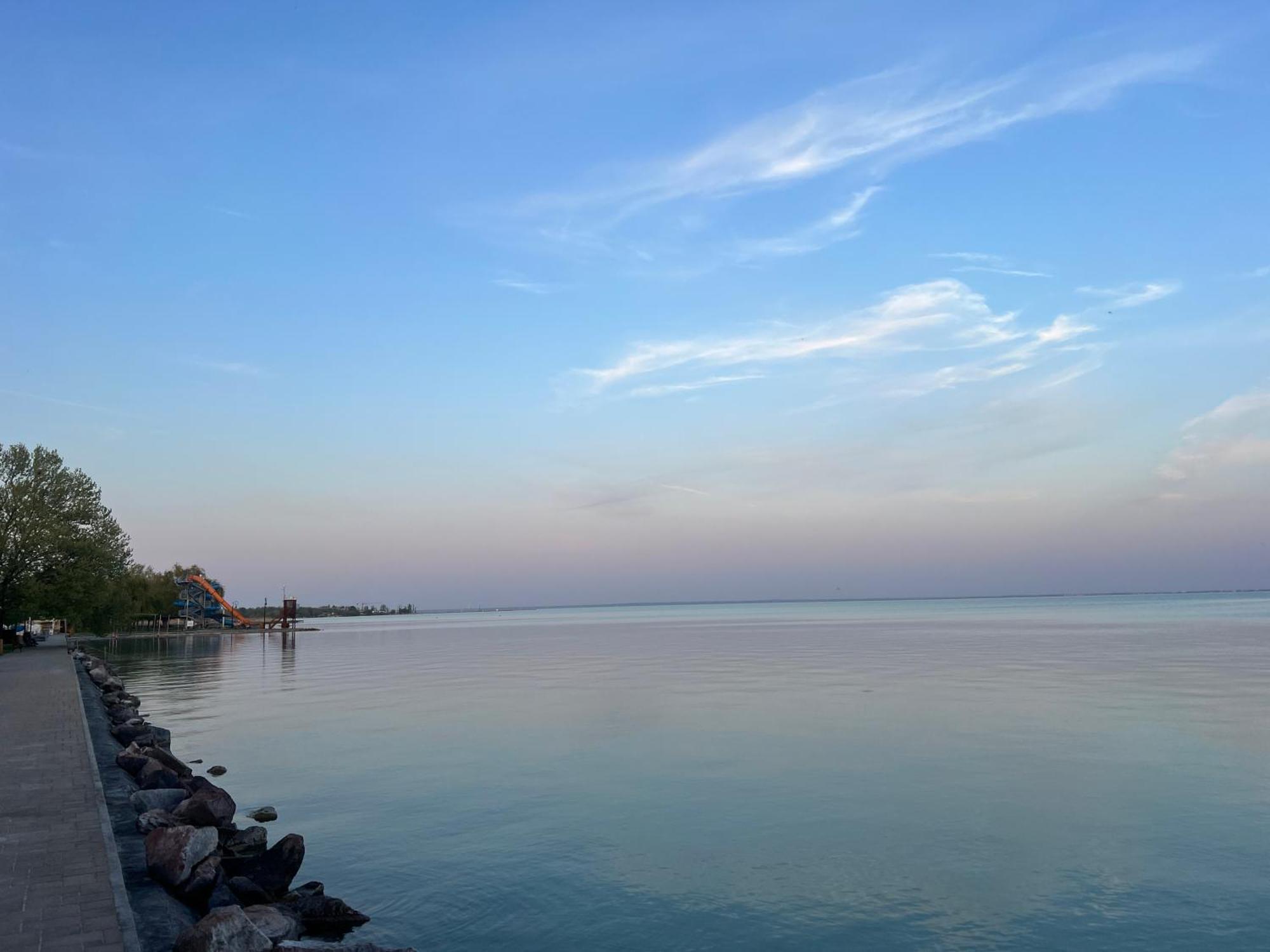 Neon Apartman Csopak Balaton المظهر الخارجي الصورة