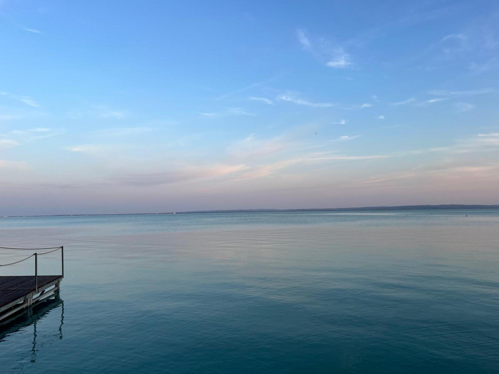 Neon Apartman Csopak Balaton المظهر الخارجي الصورة