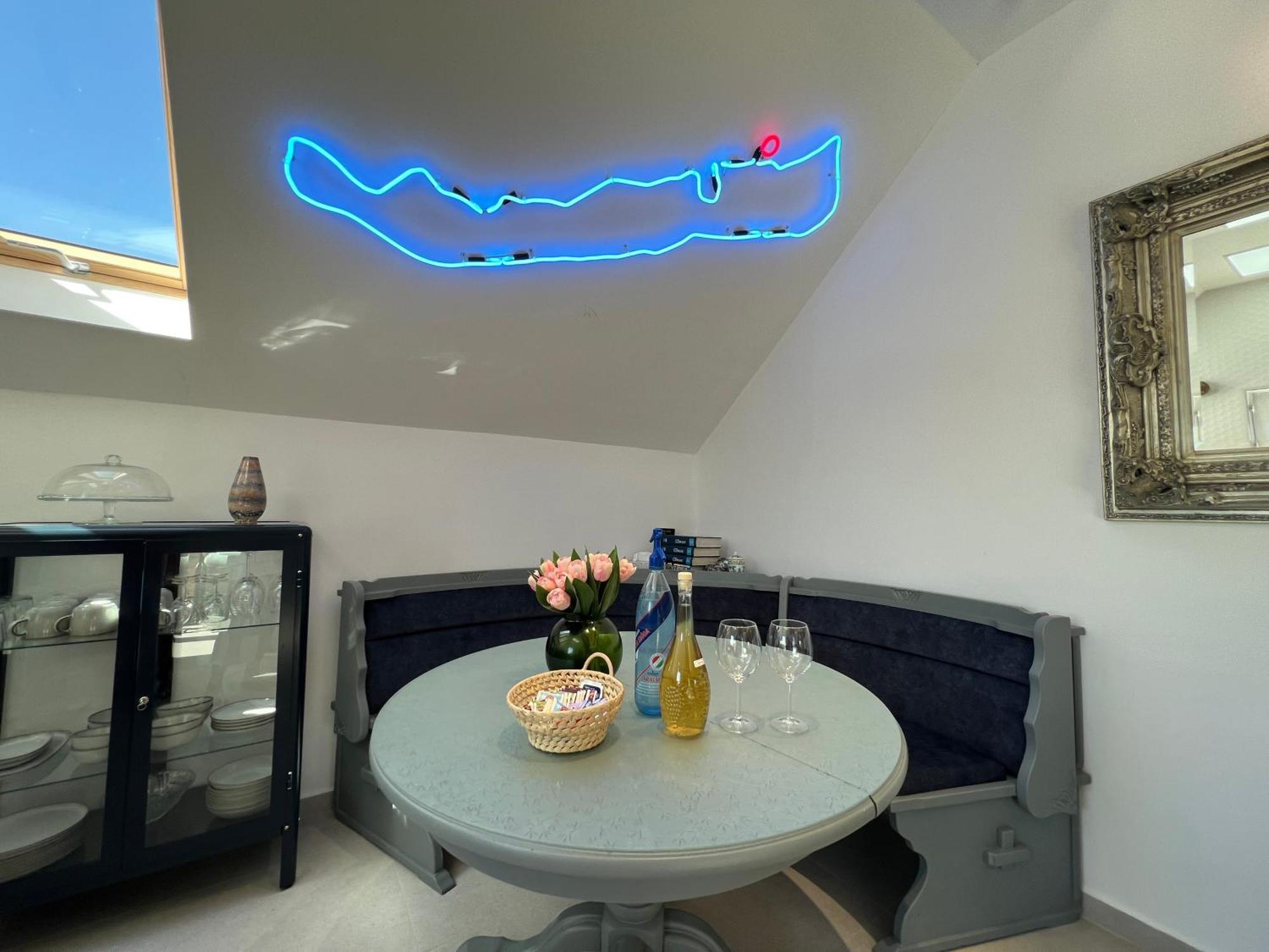 Neon Apartman Csopak Balaton المظهر الخارجي الصورة