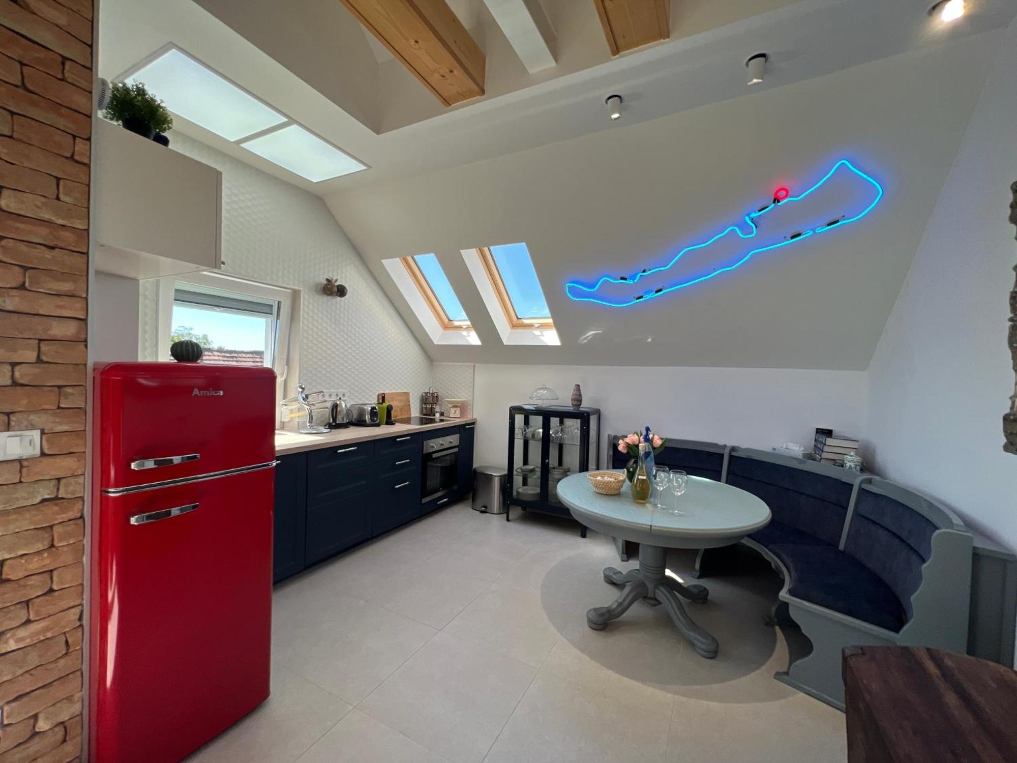 Neon Apartman Csopak Balaton المظهر الخارجي الصورة